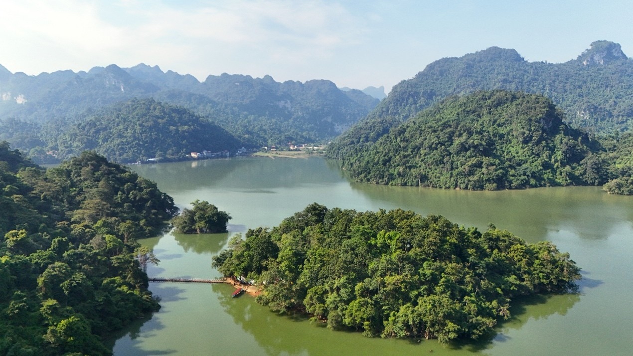 Du khách nên kiểm tra thời tiết cẩn thận vì phải đi thuyền từ đất liền ra khu vực đền