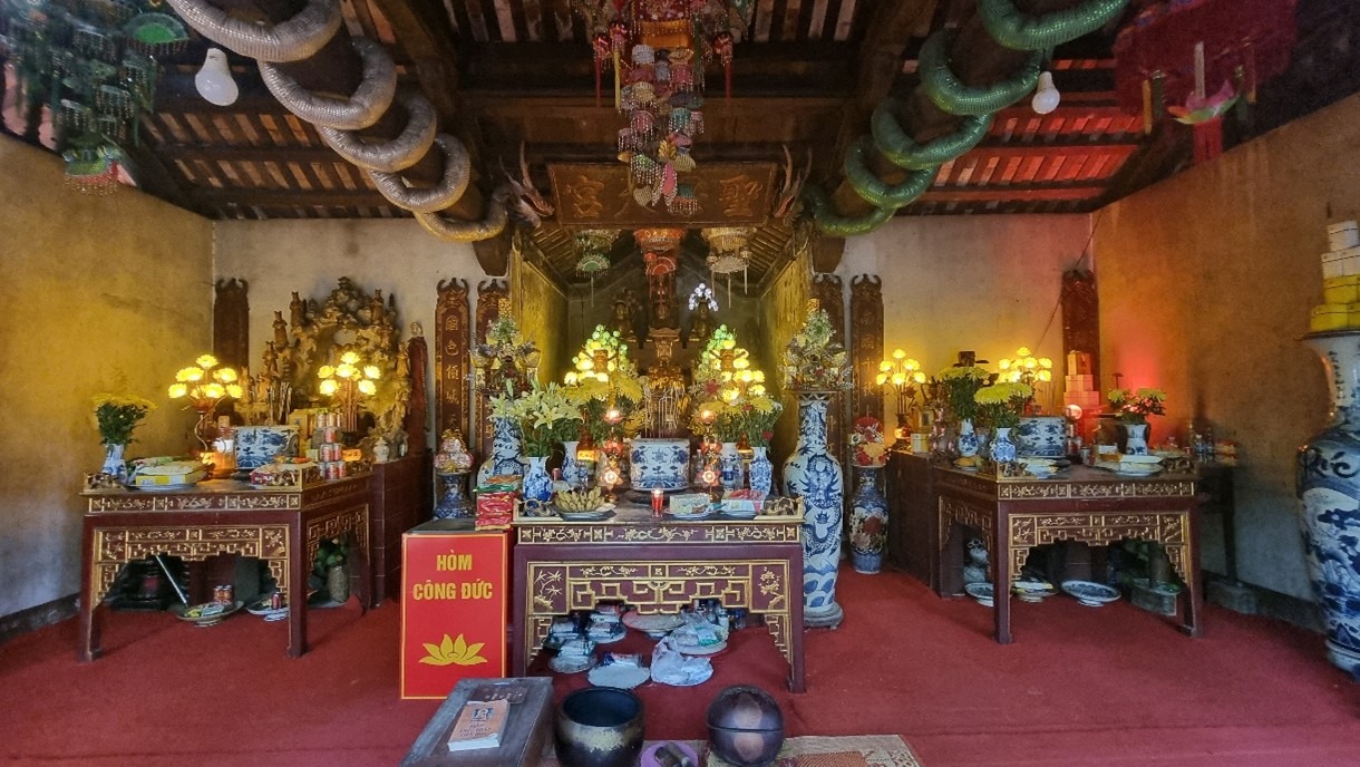 Du khách có thể cầu bình an, may mắn hoặc sức khỏe tại từng ban của đền An Mạ