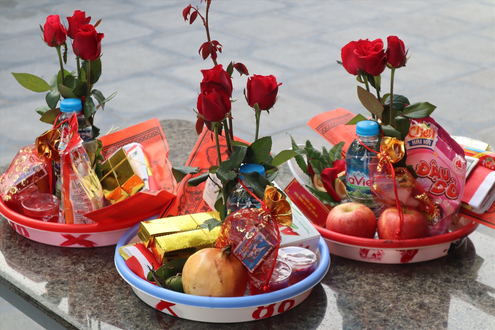 Lễ chay và lễ mặn cần được đặt ở đúng ban khi dâng lễ tại đền