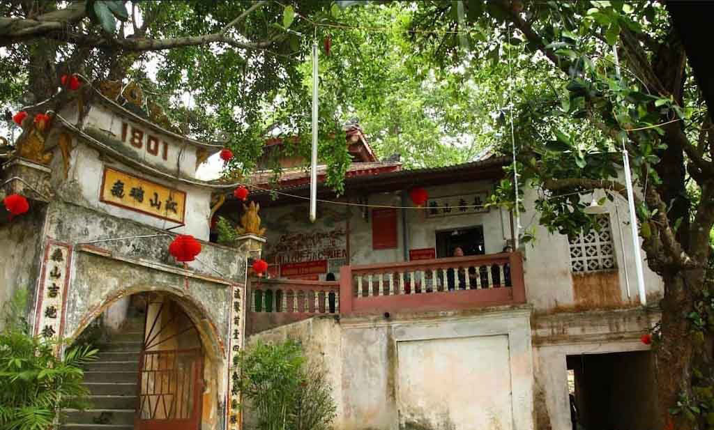 Đền Dùm nằm tựa lưng vào chân núi Dùm của tỉnh Tuyên Quang