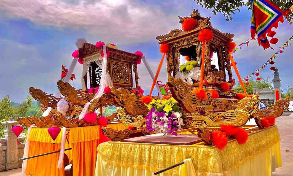 Đền Dùm tổ chức rất nhiều lễ hội đặc sắc vào mỗi dịp đầu năm