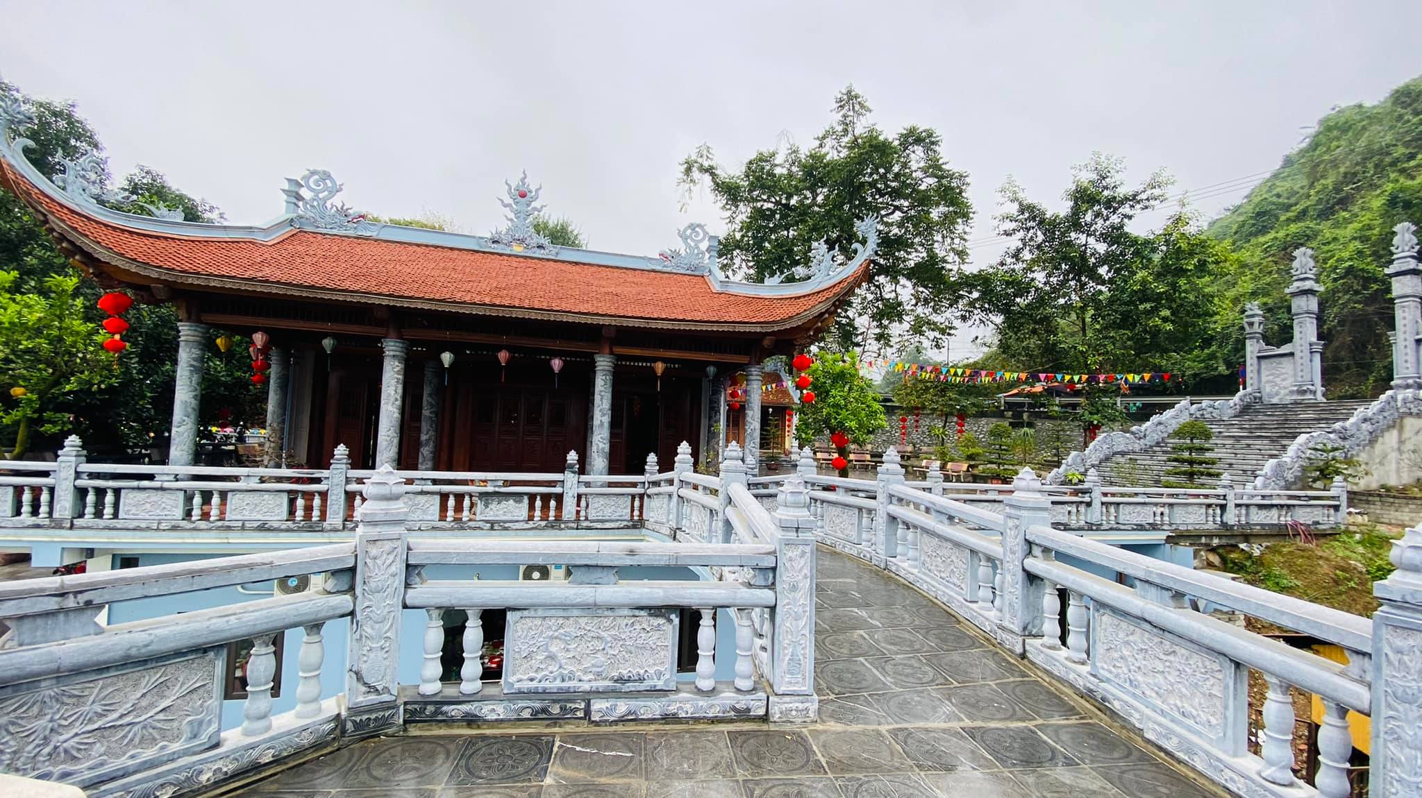 Đền Dùm hay còn gọi là đền Mẫu Thường nằm ở Tuyên Quang