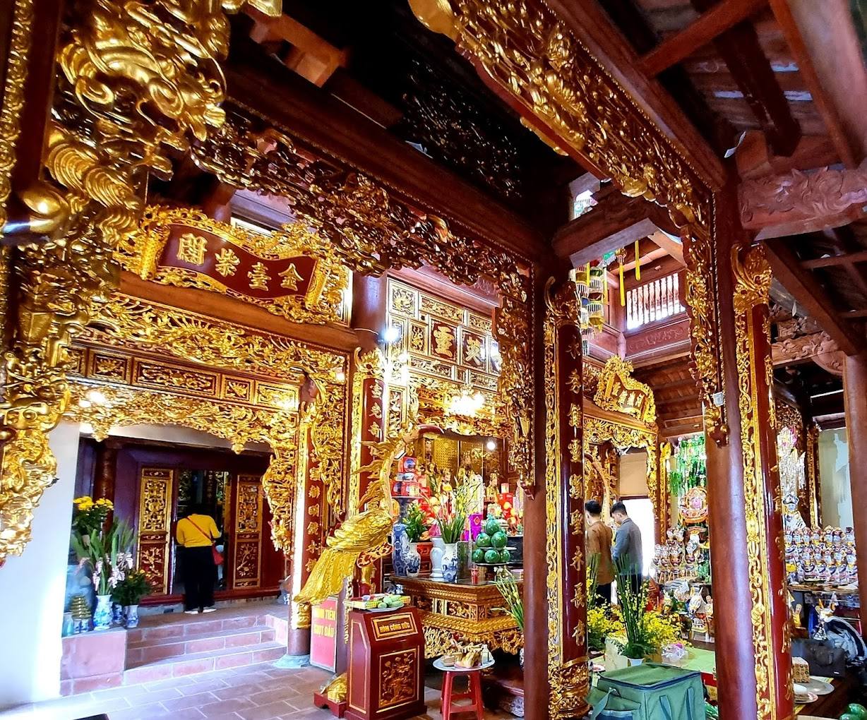 Khách hành hương dâng lễ phía trong Đền Dùm