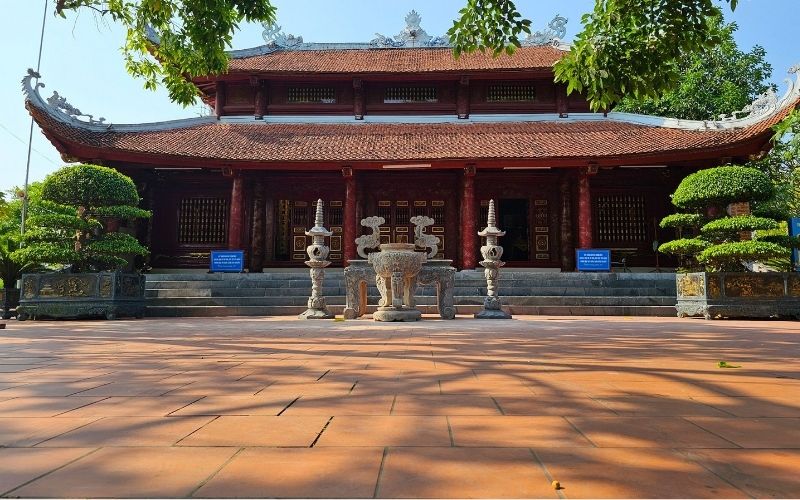 Đền Xã Tắc nằm ở vị trí địa đầu Tổ quốc, gắn với nhiều dấu ấn lịch sử