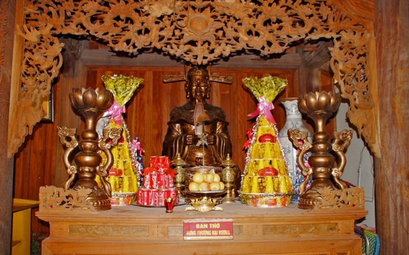 Chính điện đền thờ Tam vị thánh với tượng đồng nguyên khối trang nghiêm