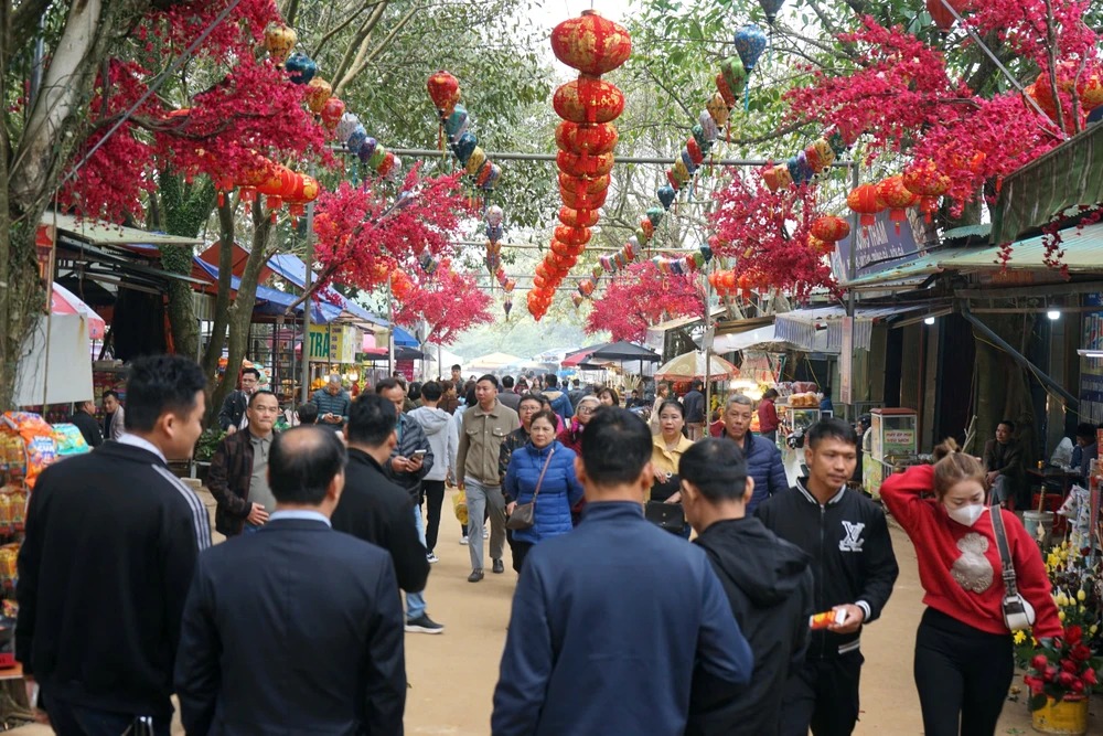 Nên đi lễ đền Am Tiên vào mùa xuân để tận hưởng không khí sôi nổi của lễ hội truyền thống địa phương