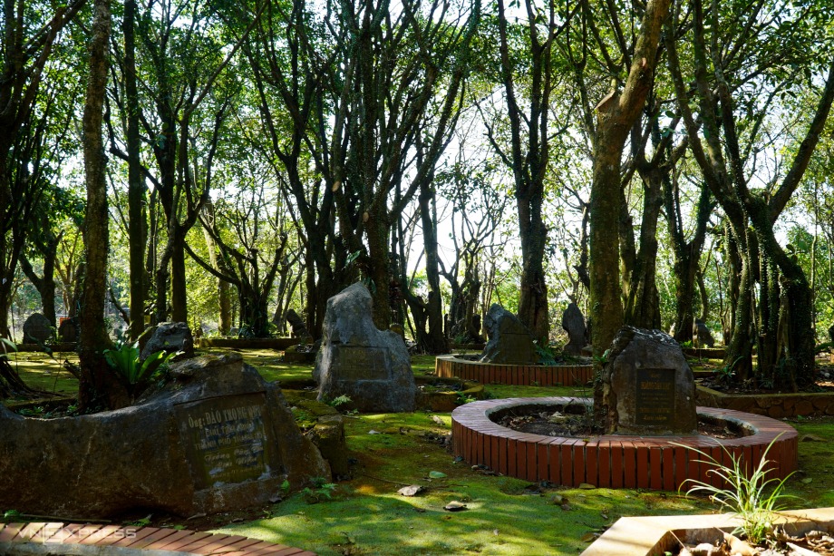 Huyệt đạo thiêng là điểm đến không nên bỏ qua khi đi lễ đền Am Tiên