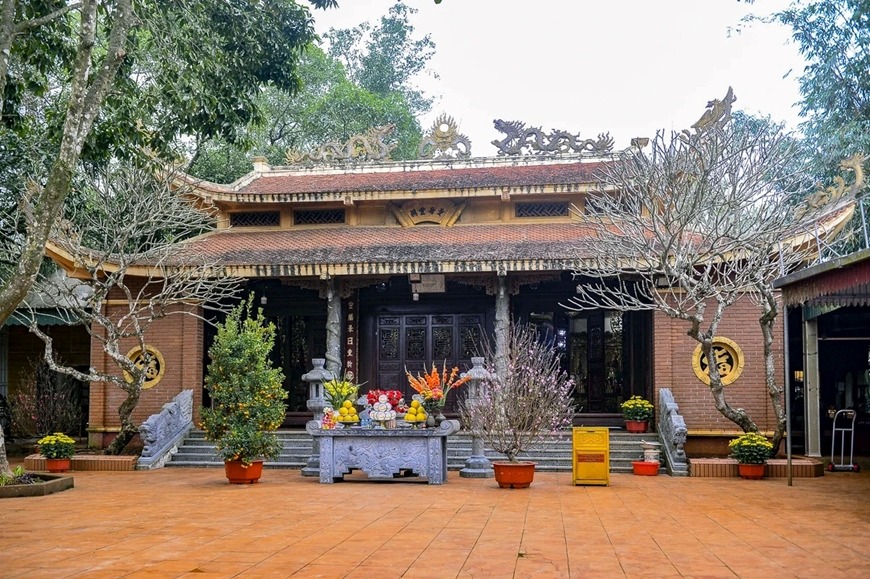 Đi lễ đền Am Tiên nên ưu tiên cúng bánh trái, hoa quả, lễ chay 