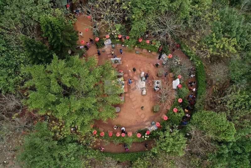 Du khách có thể đi bộ quanh vòng tròn huyệt đạo thiêng sau khi dâng lễ tại đền để đón nhận linh khí của trời đất