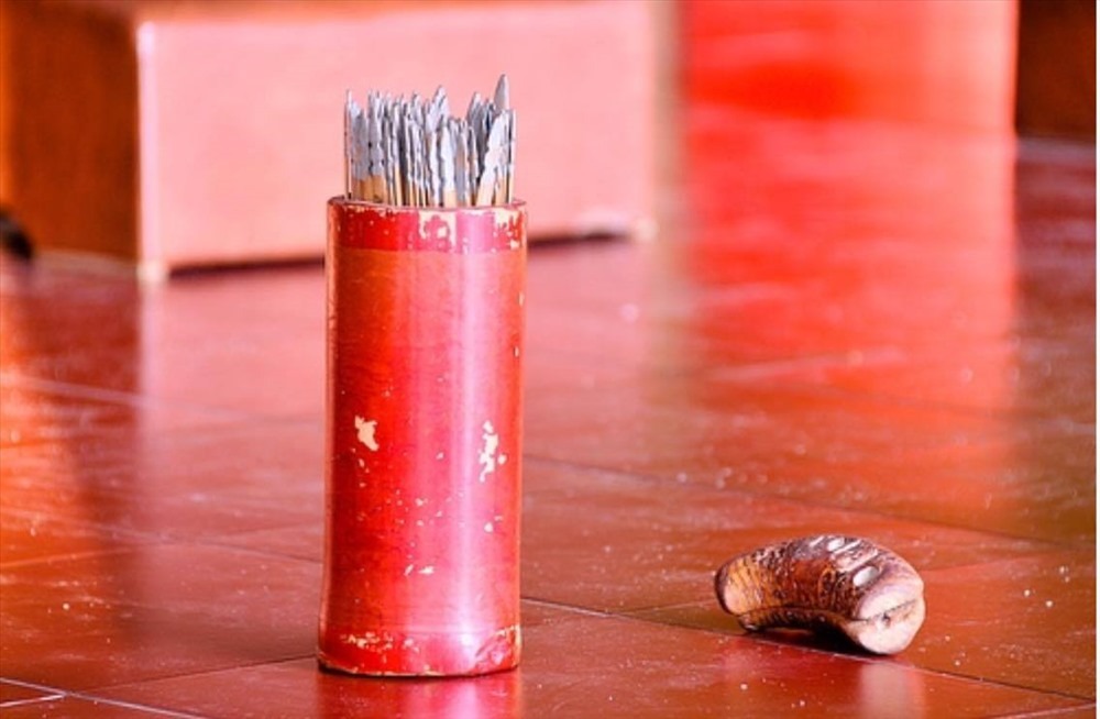 Du khách có thể thực hiện nghi thức xin quẻ sau khi đã hoàn tất việc dâng lễ và khấn nguyện