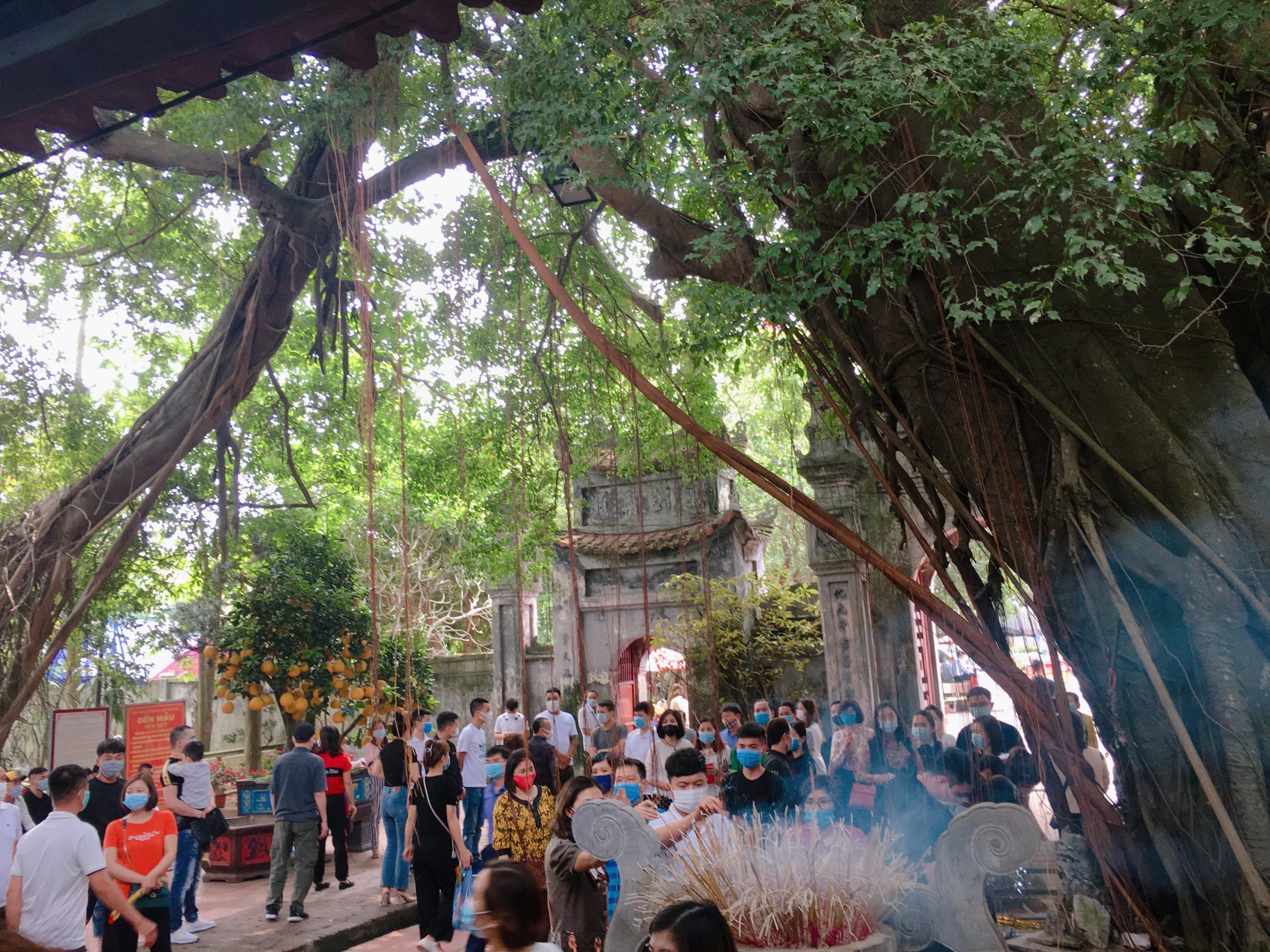 Du khách có thể cầu tình duyên, công danh và sức khỏe tại đền Mẫu Hưng Yên