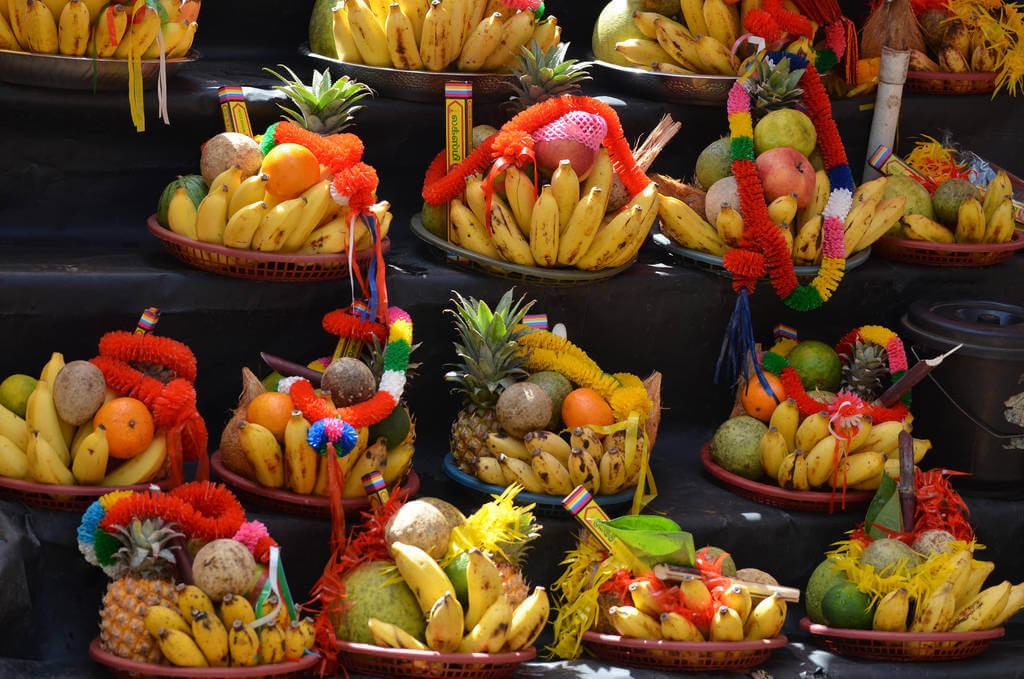 Lễ đền Mẫu Hưng Yên cần có hoa quả tươi, trầu cau, hương nến và sớ cầu an