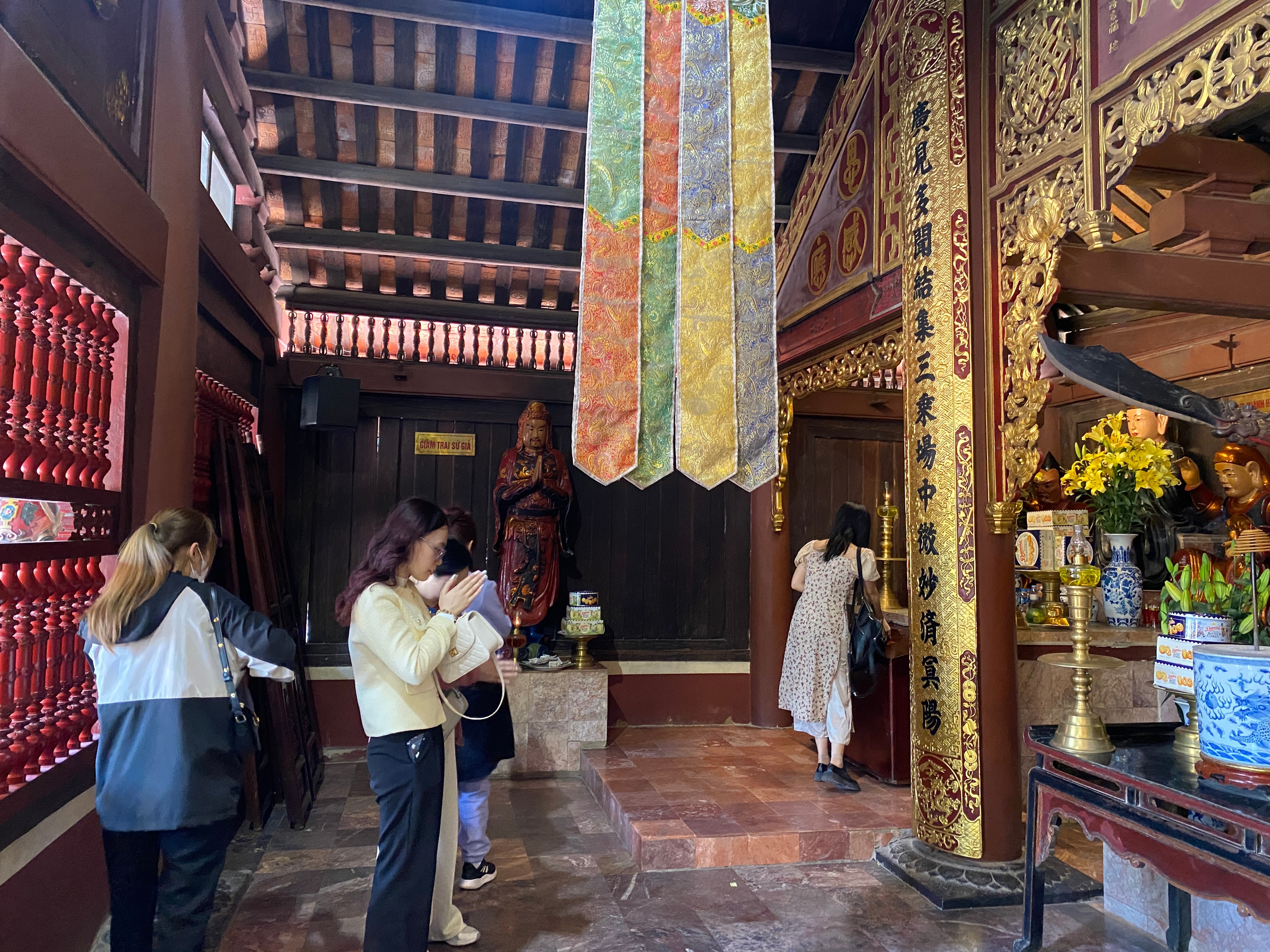 Nên sắp lễ vật gọn gàng và dâng hương tại ban thờ chính trước rồi mới đến các ban thờ phụ xung quanh