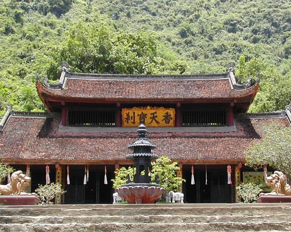 Đền Trình Chùa Hương còn được gọi là Ngũ Nhạc Linh Từ