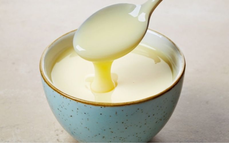 Sữa đặc Ngôi sao Phương Nam có kết cấu sánh mịn, phù hợp pha chế và nấu ăn