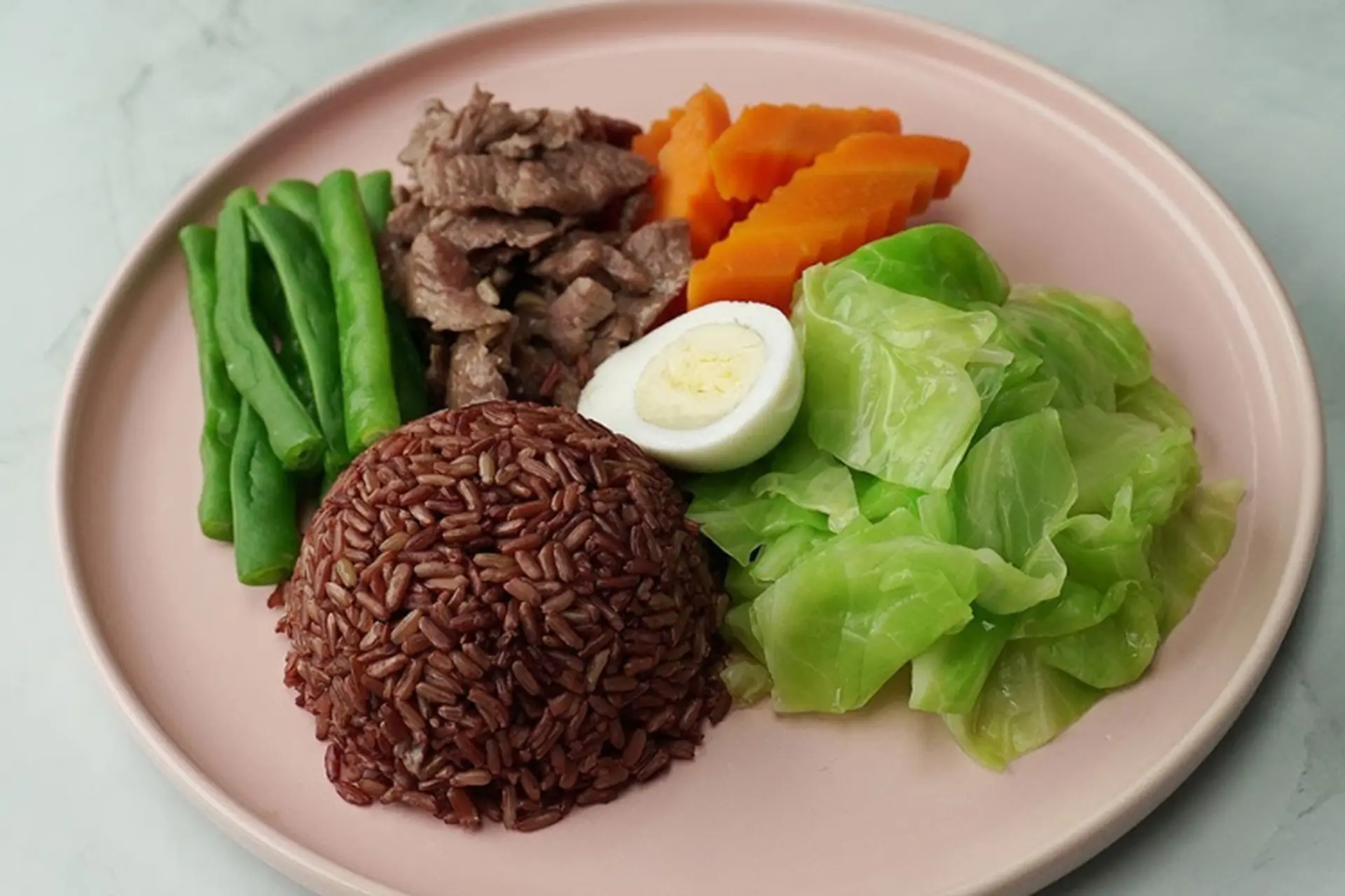 Kết hợp đa dạng thực phẩm với cơm gạo lứt giúp đảm bảo dinh dưỡng