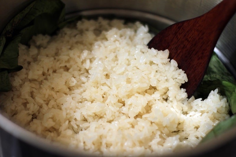 Hạt gạo nếp khi chín có độ dẻo và dính, tạo nên hương vị đặc trưng của xôi đồ