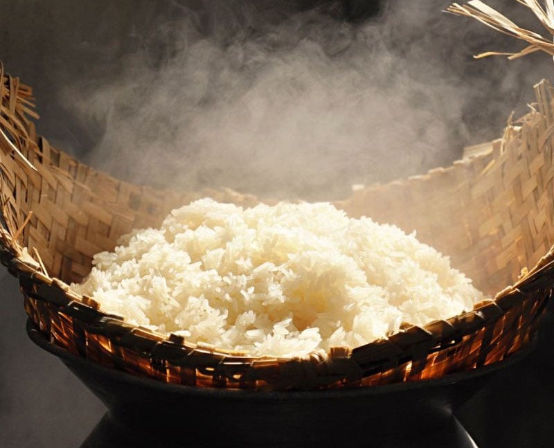 Nên đồ xôi bằng gạo nếp với 2 lần lửa để xôi dẻo lâu và ngon hơn