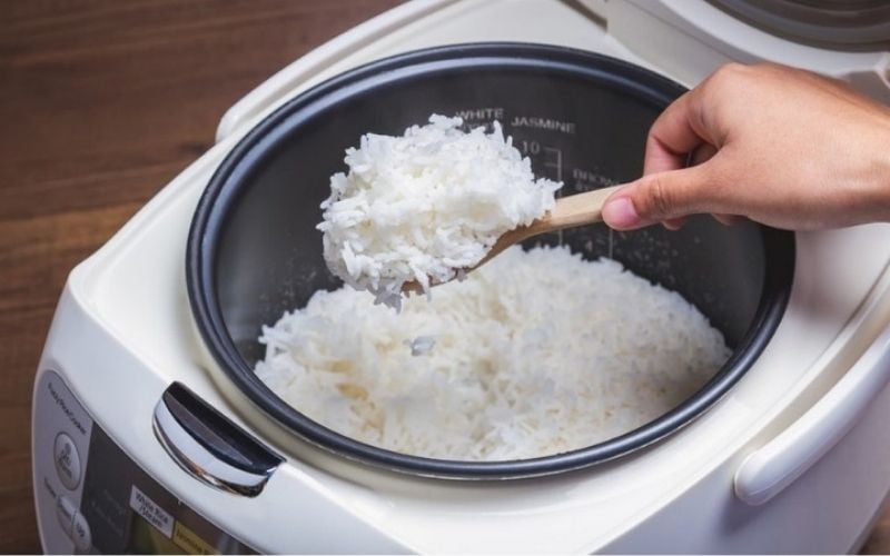 Xới tơi và để cơm trước quạt giúp giảm độ nhão nhanh chóng