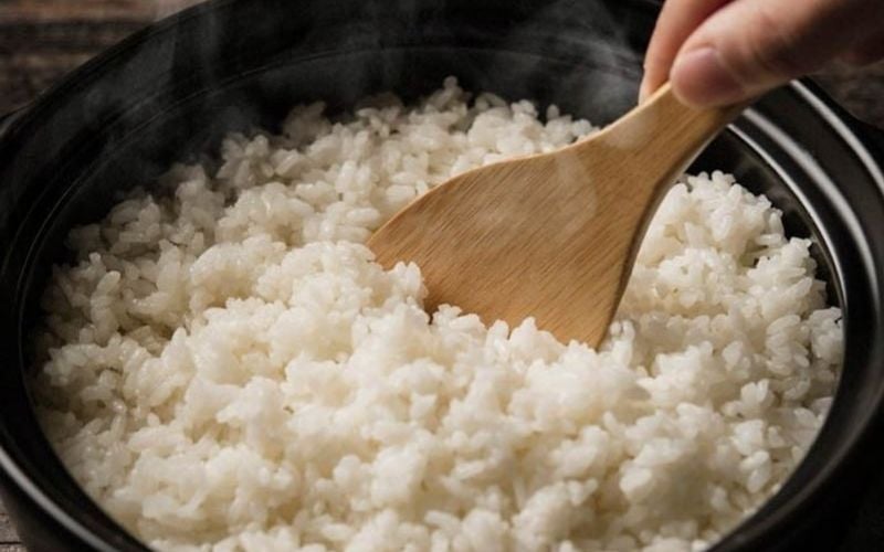 Đảo cơm trên chảo chống dính giúp hạt cơm săn và ráo nước hơn