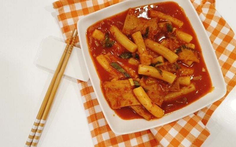 Tokbokki từ cơm nguội là món ăn xu hướng được nhiều người trẻ yêu thích