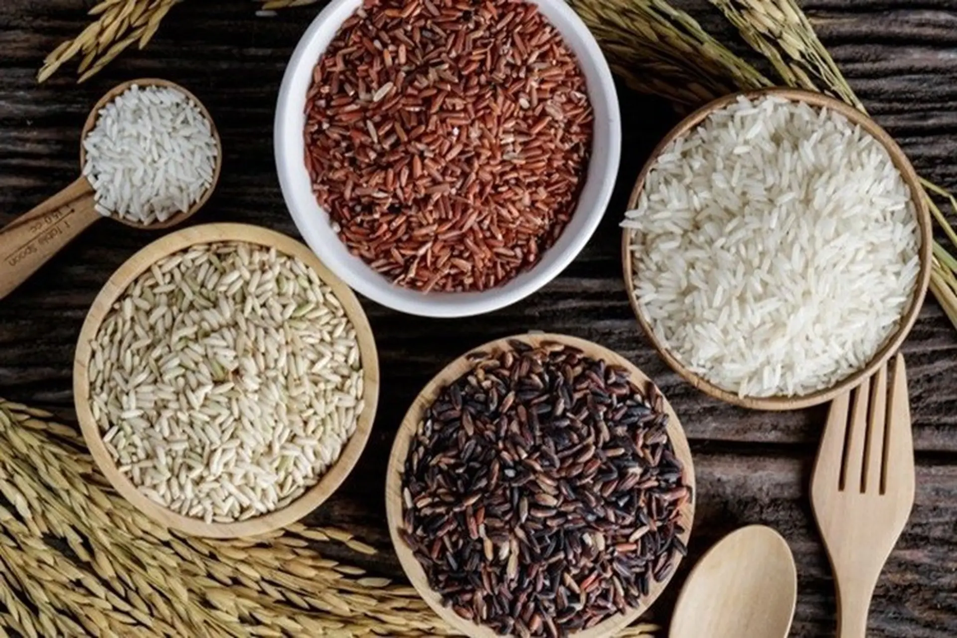 Mức khuyến nghị phổ biến cho người trưởng thành là khoảng 50 đến 60 gam gạo lứt sống cho một bữa