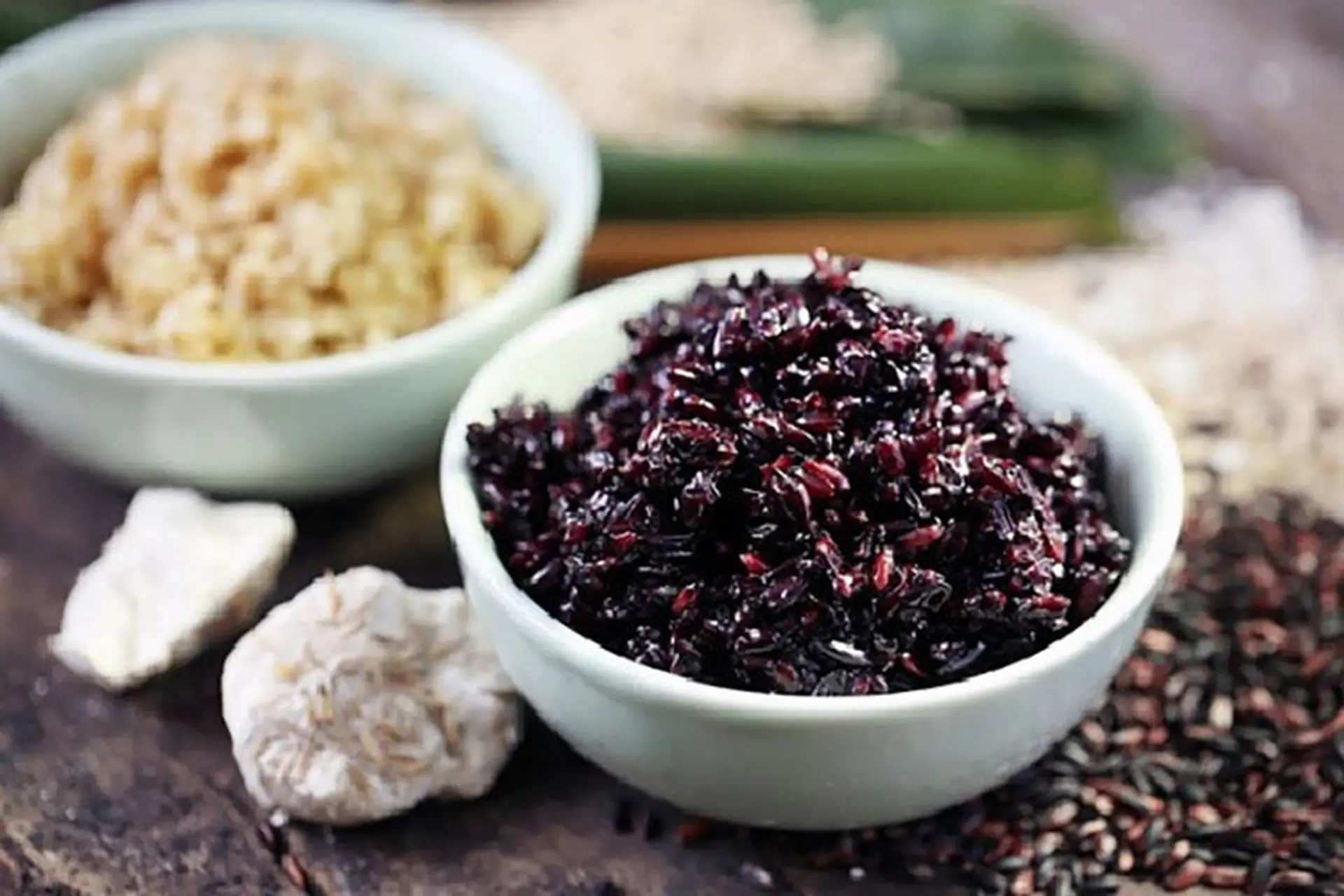 Ngâm nếp cẩm trước khi nấu sẽ giúp xôi được mềm hơn 