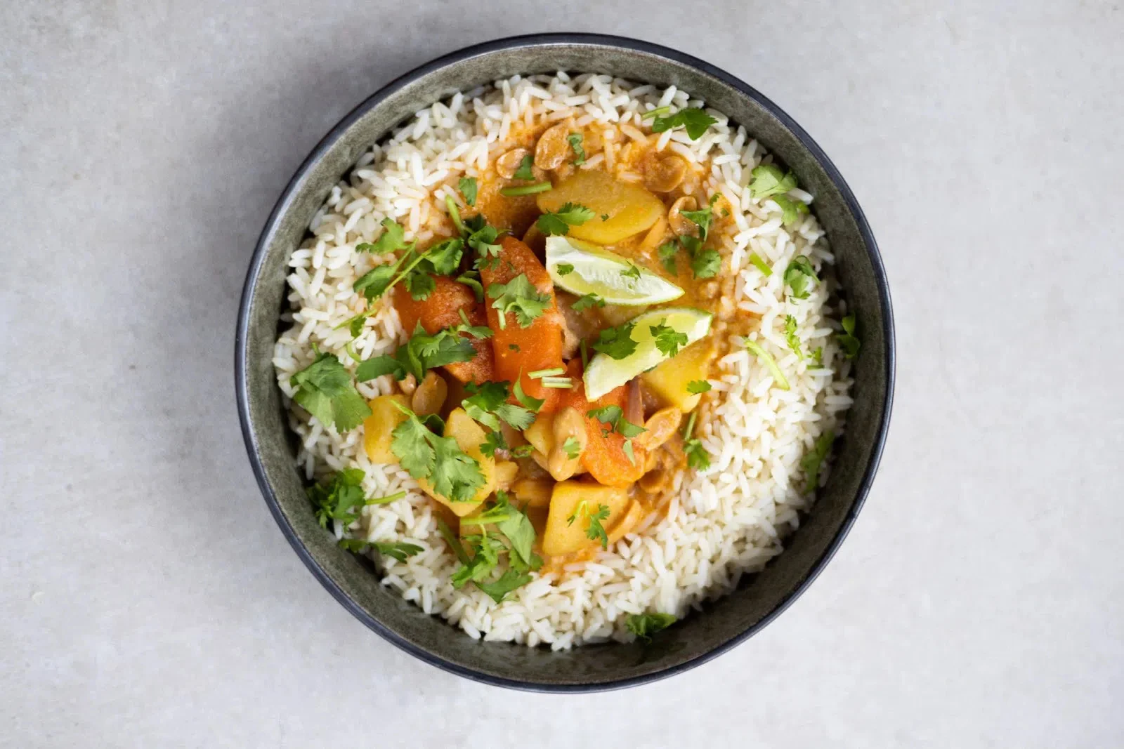 Kết hợp dinh dưỡng phù hợp với cơm gạo tẻ giúp giữ gìn vóc dáng hiệu quả