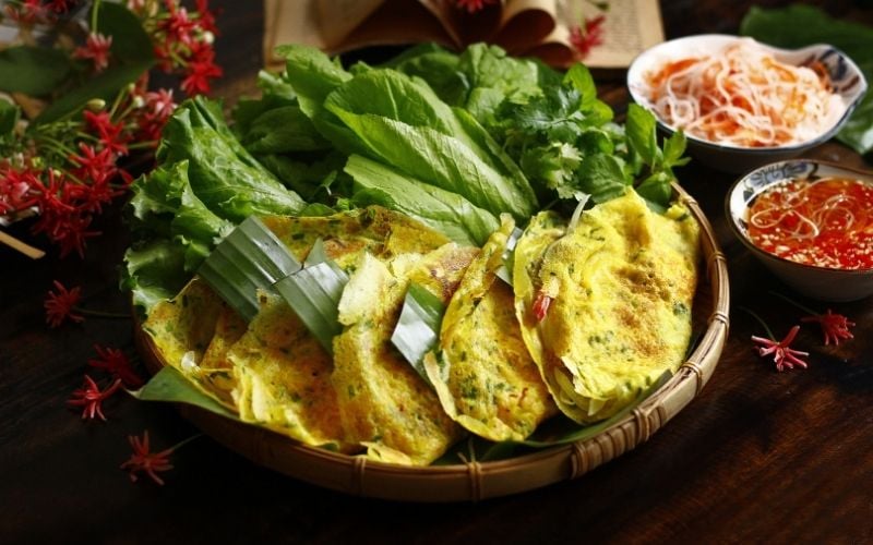 Vỏ bánh xèo Nam Bộ được làm từ bột gạo tẻ 