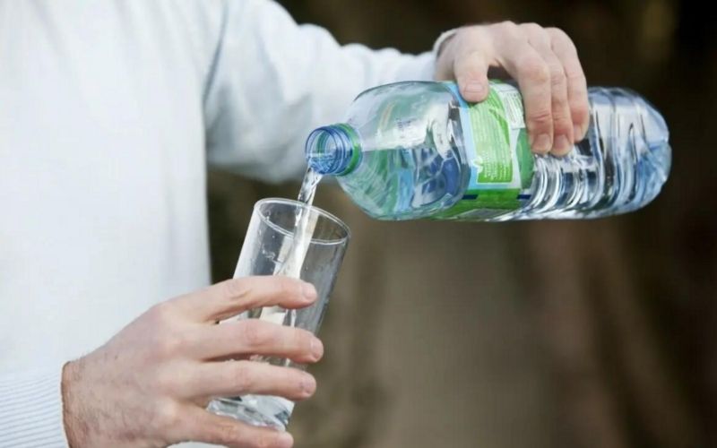 Lạm dụng nước uống đóng chai lâu dài có thể gây thiếu khoáng chất cho cơ thể