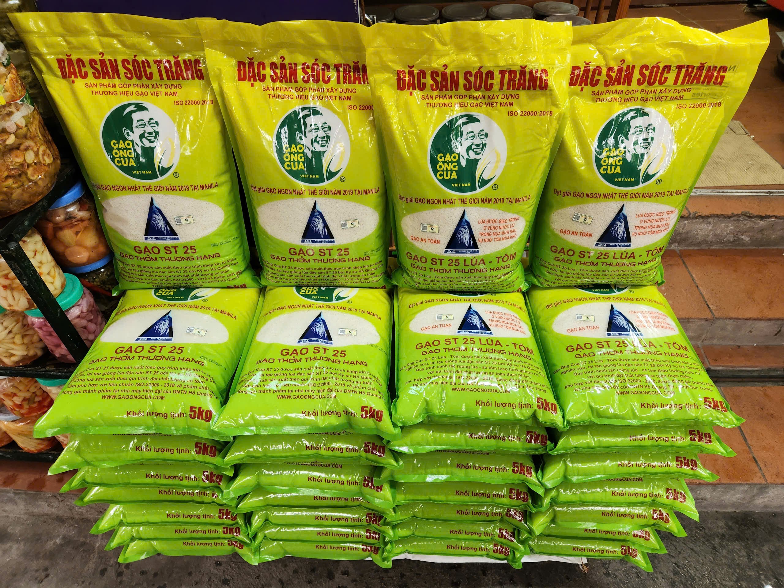 Gạo ST25 hữu cơ có quy trình kiểm soát chặt chẽ hơn từ khâu trồng trọt đến chế biến