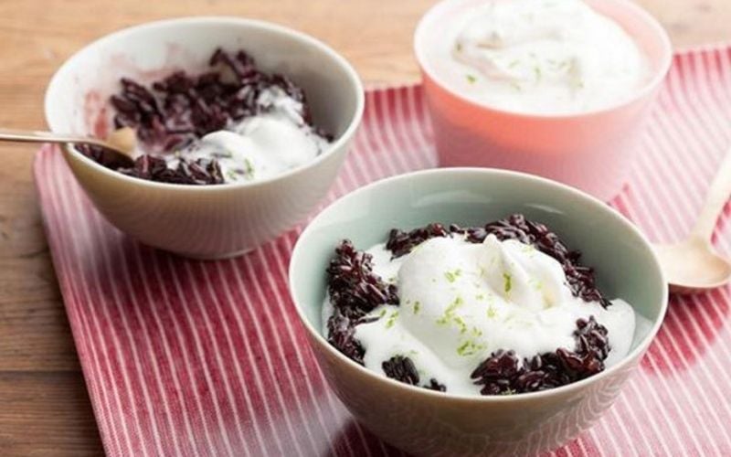 Sữa chua nếp cẩm là món tráng miệng được nhiều người yêu thích