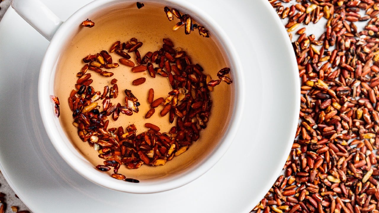 Những người thiếu sắt và canxi không nên uống nước gạo lứt rang thường xuyên