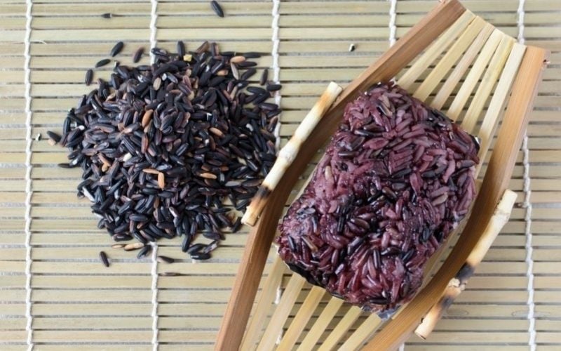 Gạo nếp than có màu đen tím đặc trưng nhờ hoạt chất chống oxy hóa tự nhiên