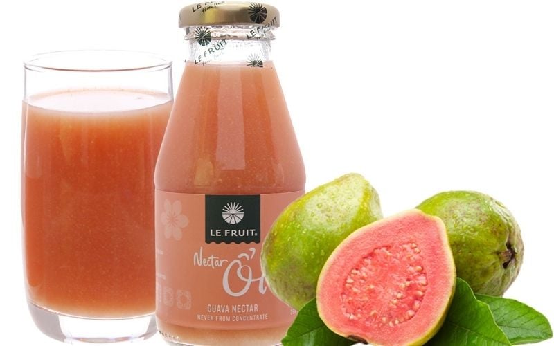 Nước ổi đóng chai chứa nhiều vitamin và khoáng chất thiết yếu