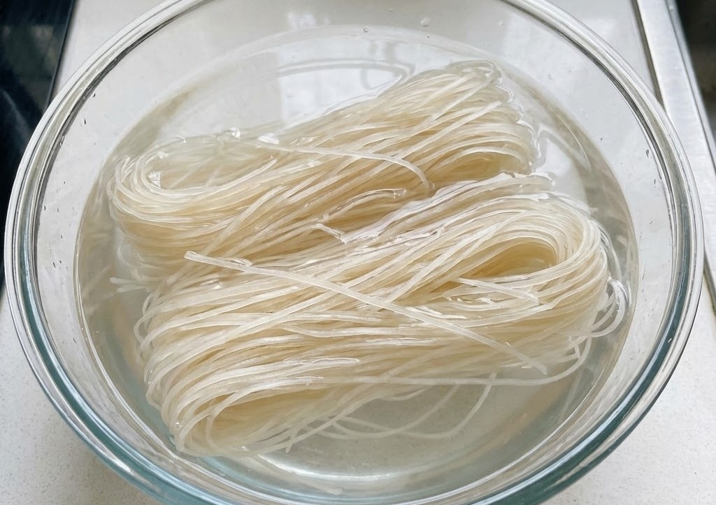 Bạn nên ngâm bún gạo trước khi nấu khoảng 5-10 phút để sợi mềm đều