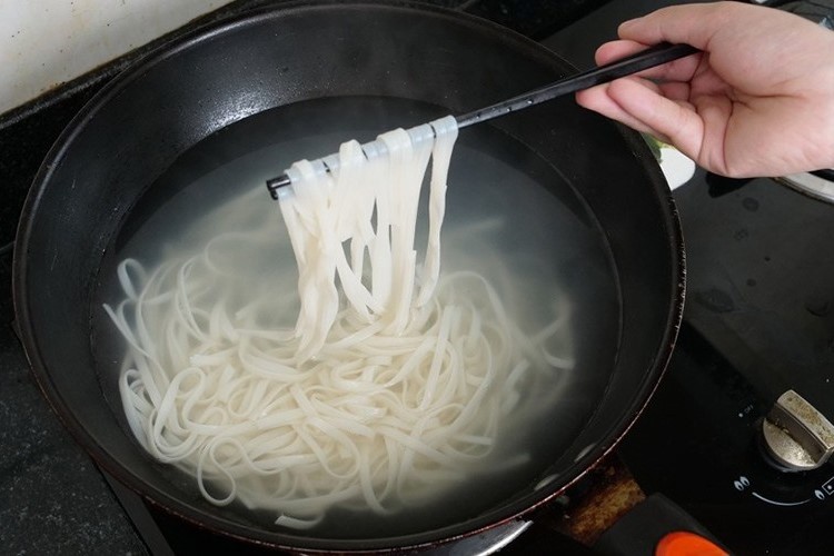 Sợi mì dễ bị nhũn và mất độ dai tự nhiên nếu luộc quá lâu