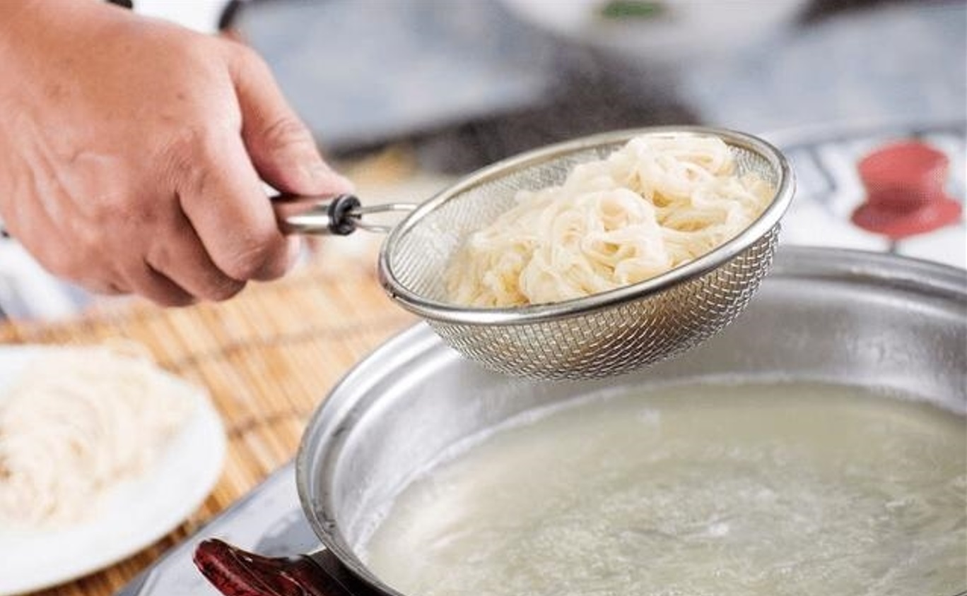 Bạn nên xả nước lạnh sau khi luộc để sợi mì săn lại và giữ được độ dai lâu hơn