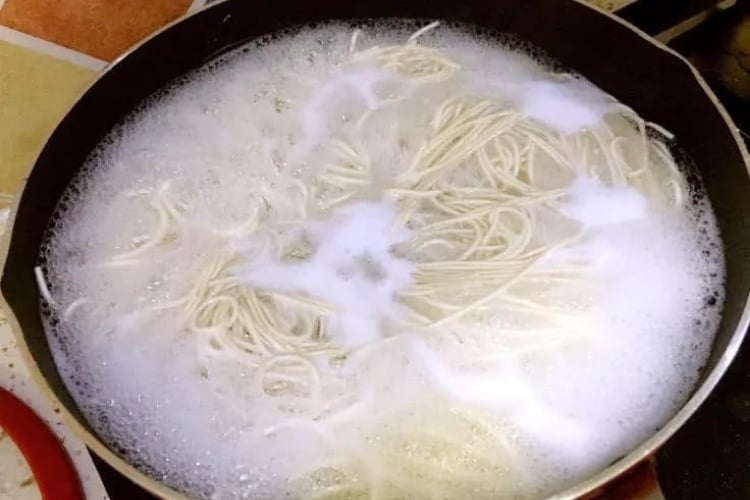 Luộc mì quá lâu sẽ khiến sợi mì bị mềm nhũn