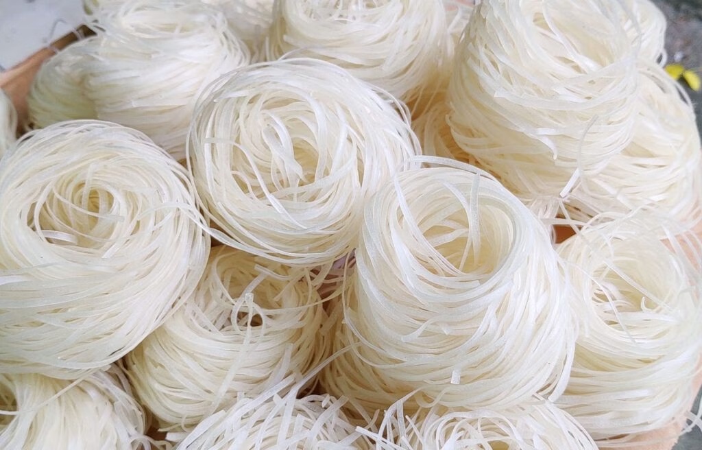 100g bún gạo khô trung bình chứa khoảng 350-360 calo