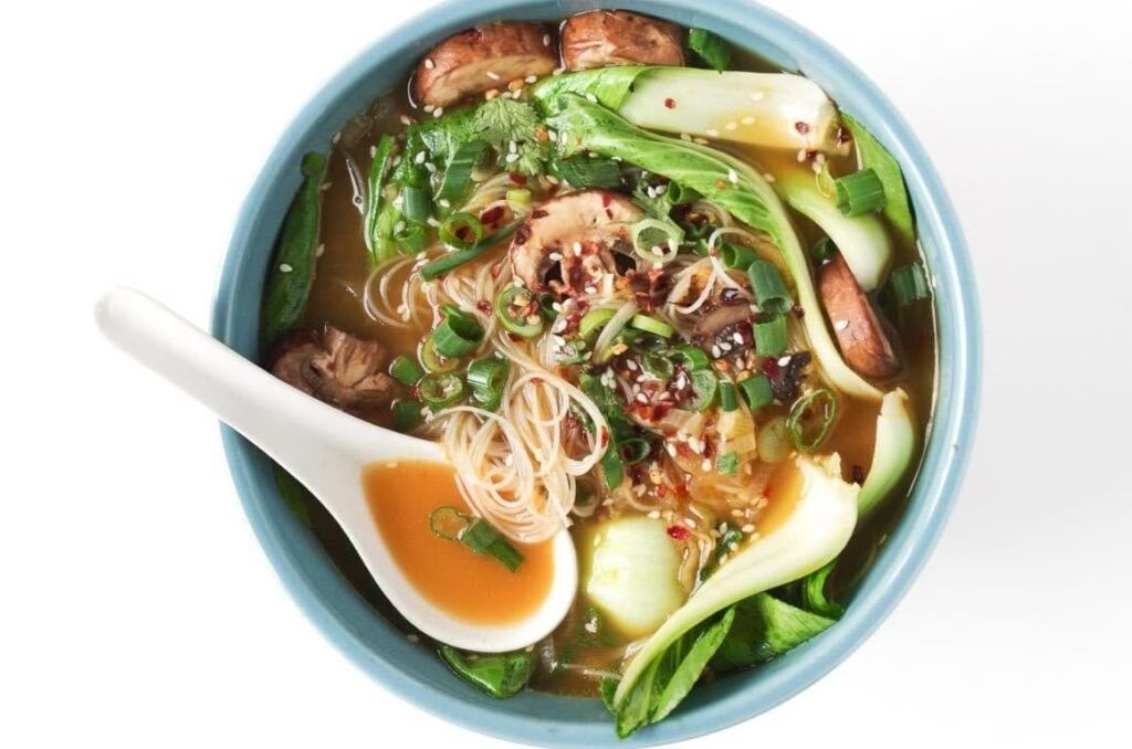 Một bát bún gạo kết hợp rau và protein từ thịt nạc sẽ tạo sự cân bằng dinh dưỡng