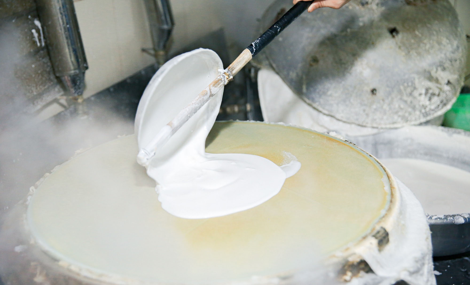 Mì gạo được tráng từ bột gạo nước và phơi (sấy) khô