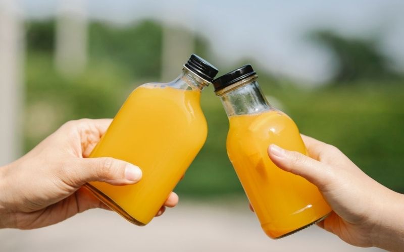 Nước cam được đóng chai tiện lợi nhưng cần sử dụng đúng cách