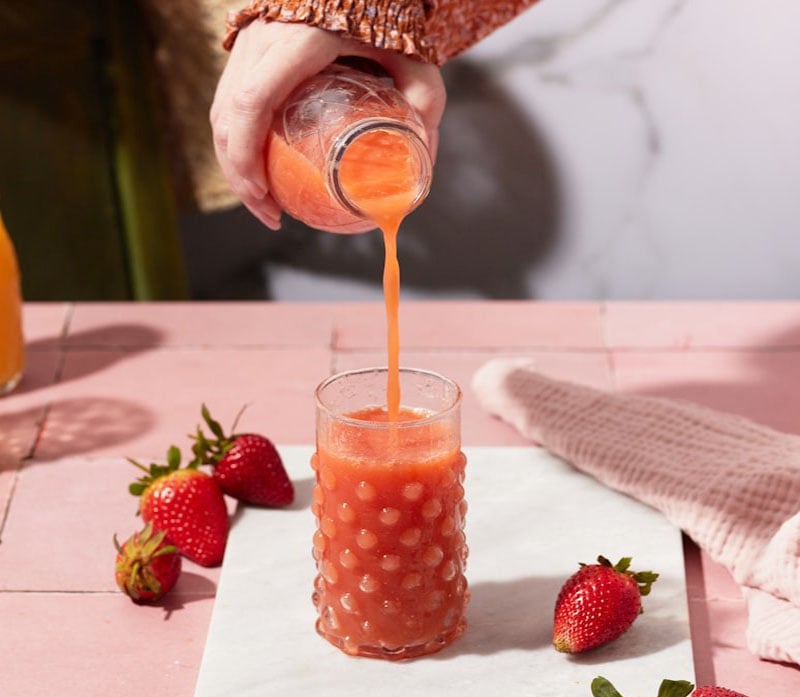 Nước dâu đóng chai thường có thành phần chính là nước cốt dâu tươi và chất tạo ngọt để hương vị thơm ngon hơn