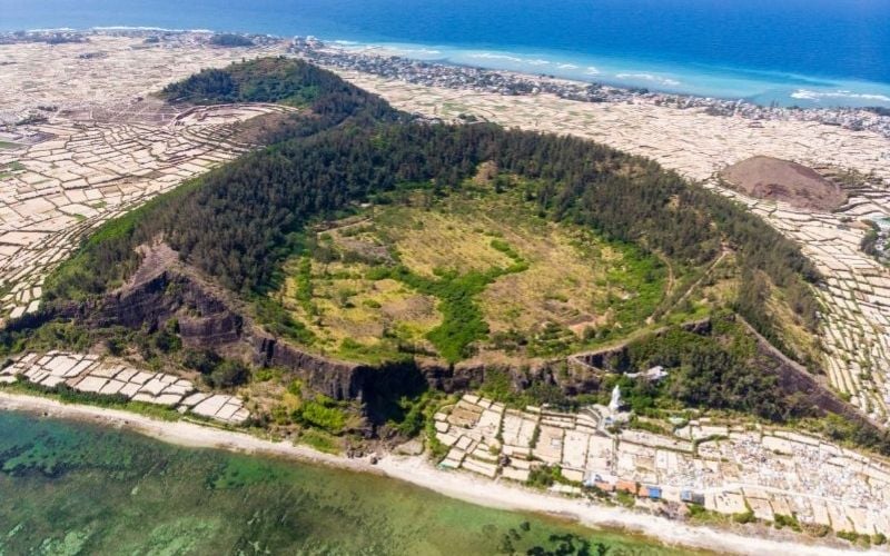 Lý Sơn hấp dẫn với vẻ đẹp hoang sơ của đảo núi lửa giữa biển
