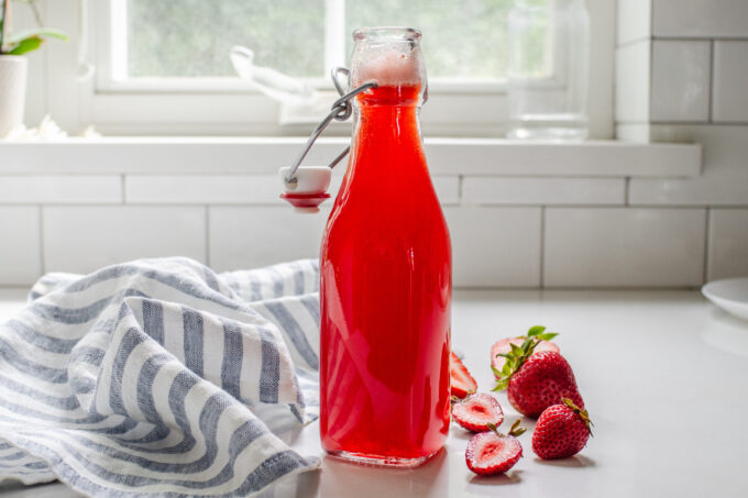 Lượng calo trong nước dâu đóng chai phụ thuộc vào dung tích và công thức chế biến