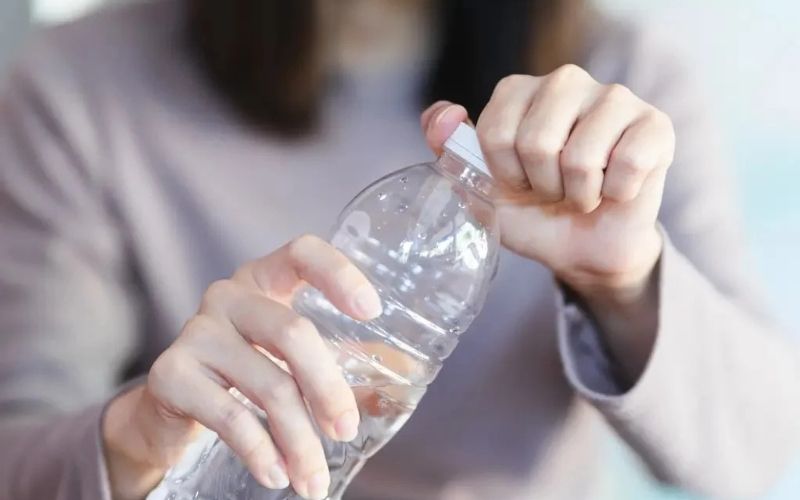 Nước đóng chai không phải lúc nào cũng sạch hơn nước máy