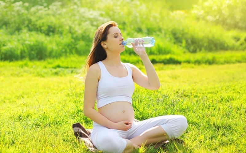 Bà bầu nên hạn chế sử dụng nước đóng chai trong thai kỳ 