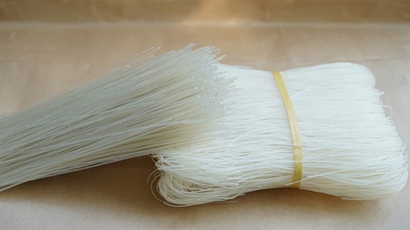 Mì gạo sau khi tráng và cắt sợi sẽ được phơi khô nên thường khá cứng