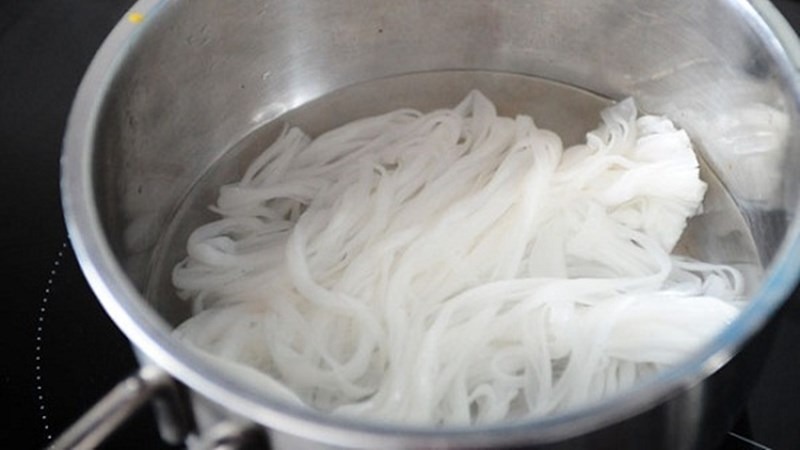 Sợi mì gạo nên được ngâm mềm trước khi nấu để chính nhanh và đều hơn